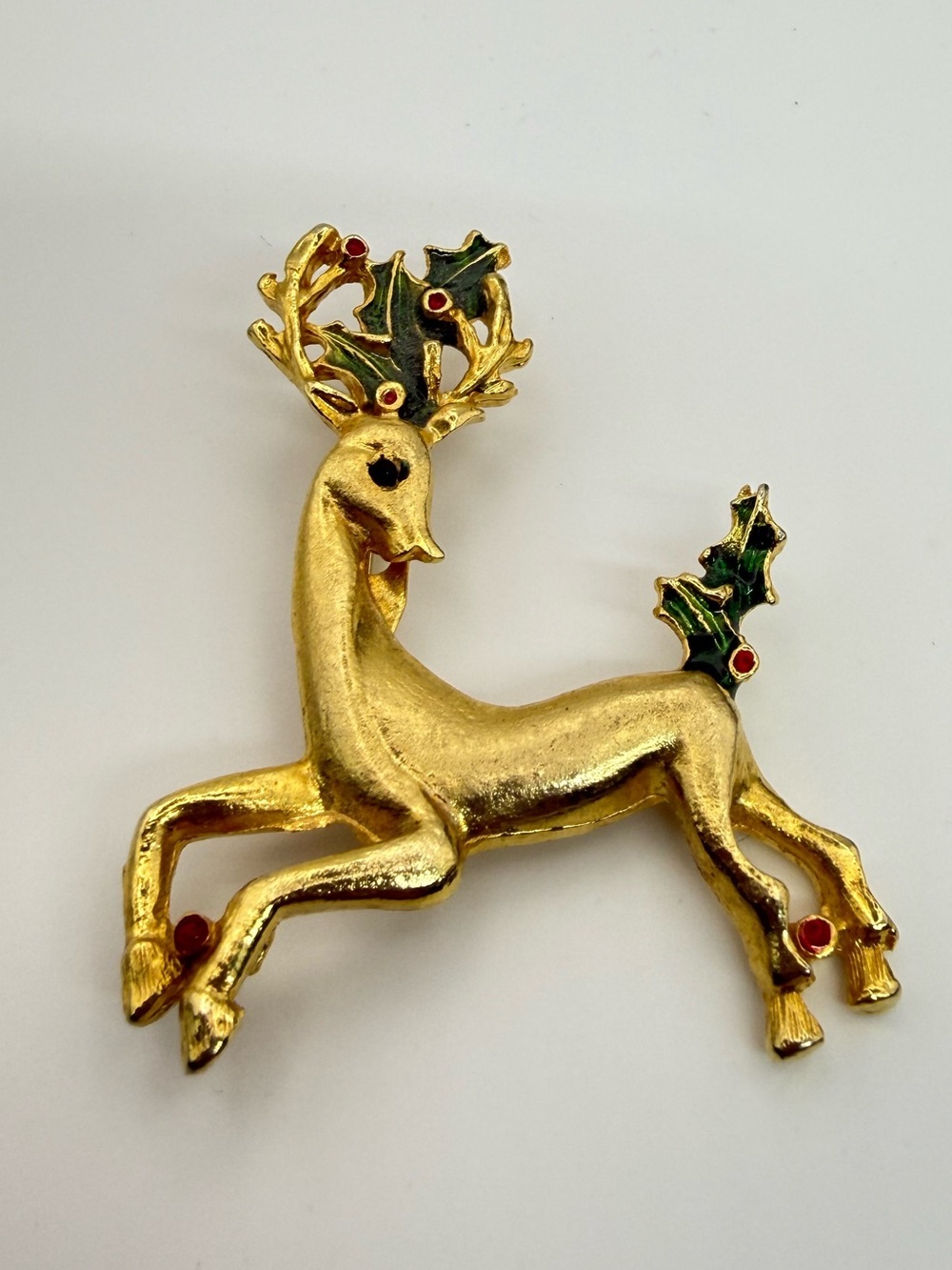 Vintage Unsigned Gold Tone Christmas Reindeer Holly Brooch Pin